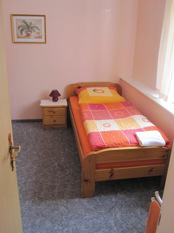 Heidi'S Art Hotel Arnsberg Room photo